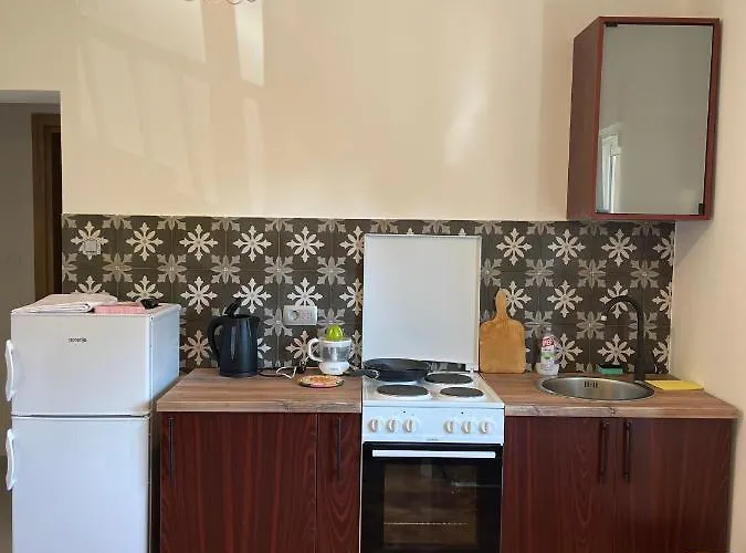 Entire 1-Bedroom Apartment With Free Parking