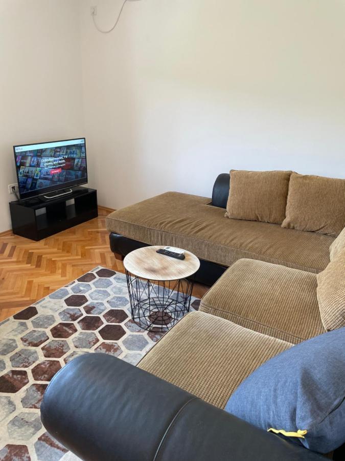 Entire 1-bedroom With Free Parking Apartment