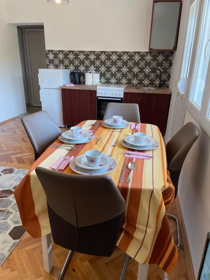 Entire 1-bedroom With Free Parking *